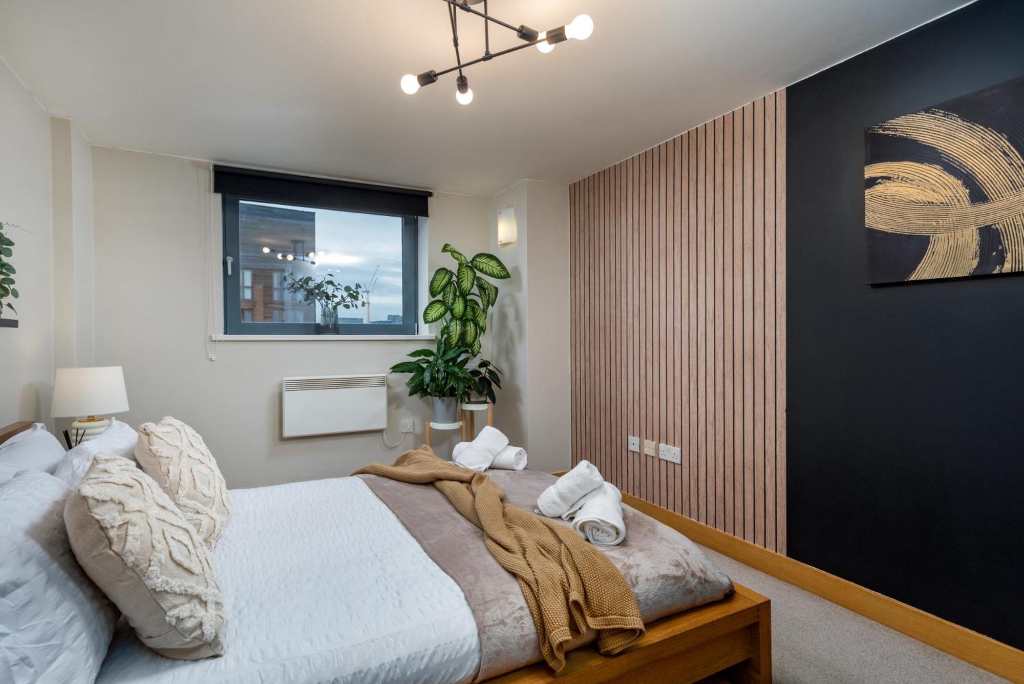 Urban Oasis: Heart Of By Train Apartment *