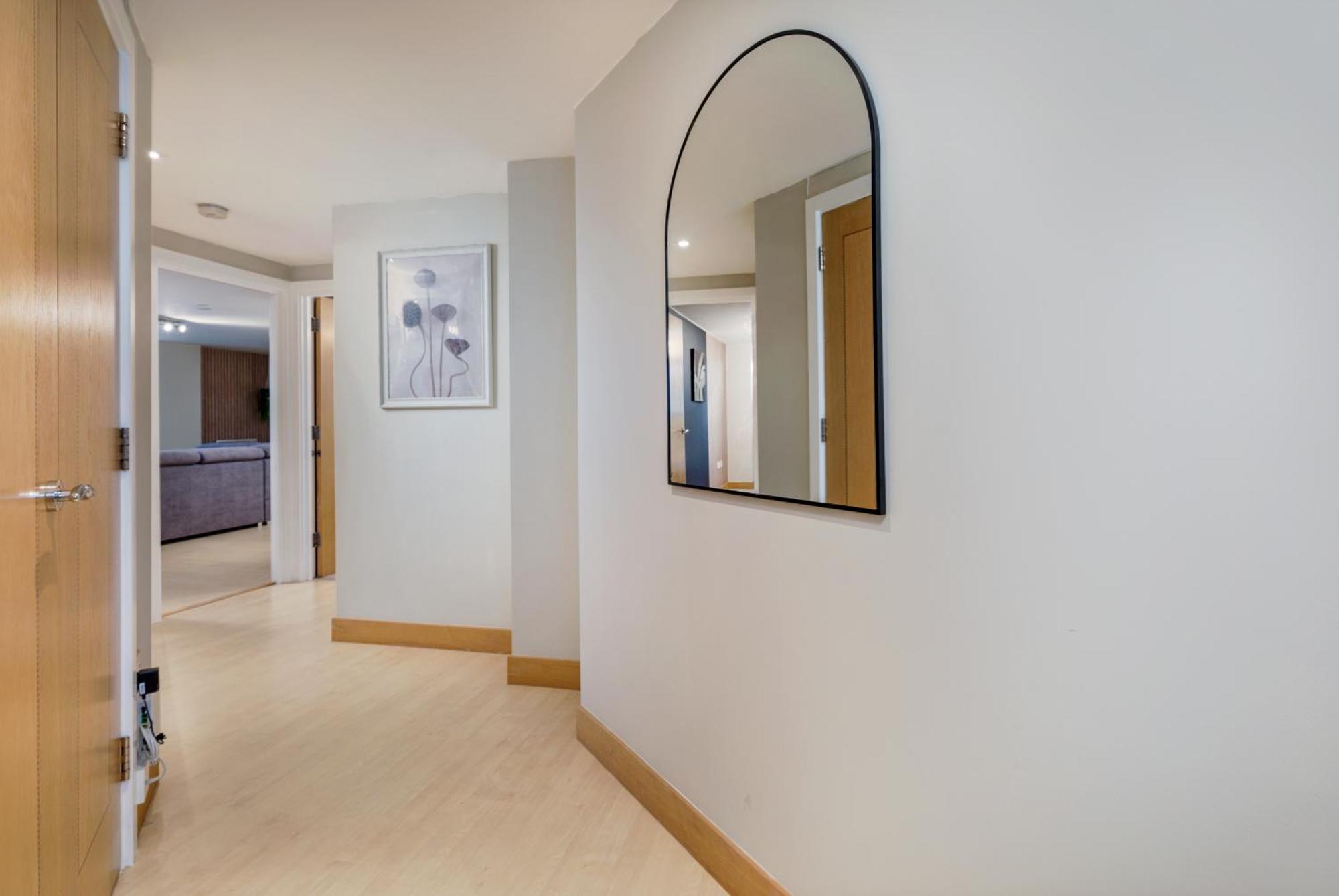 Urban Oasis: Heart Of By Train Apartment Leeds (West Yorkshire)